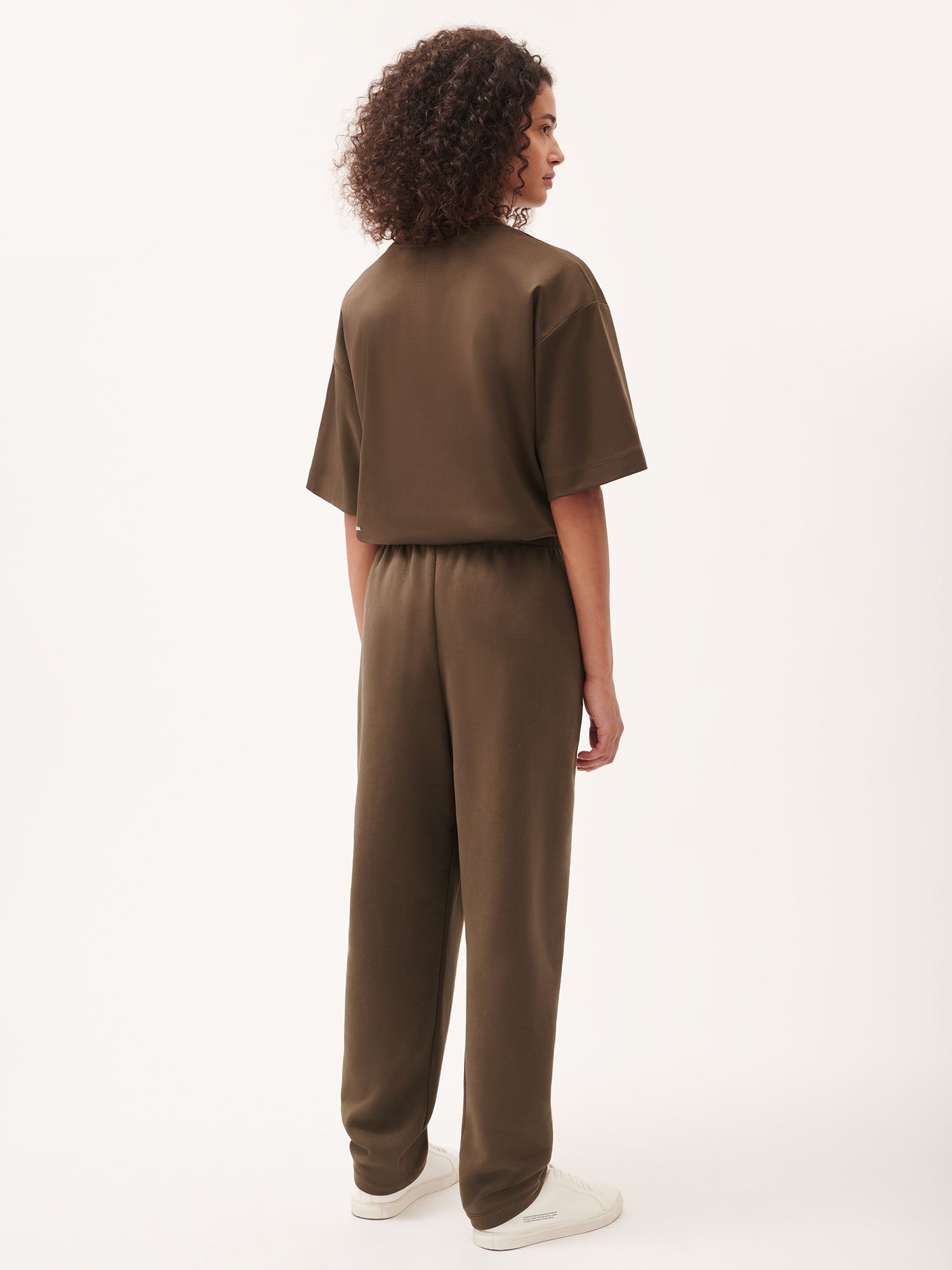 DNA_Barrel-Leg_Track_Pants_Cacoa_Brown_female