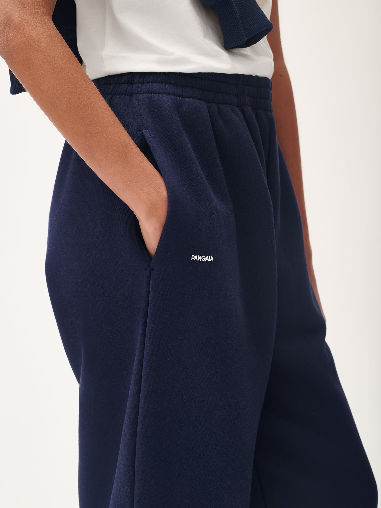 DNA_Barrel_Leg_Trackpants_Navy_female-3