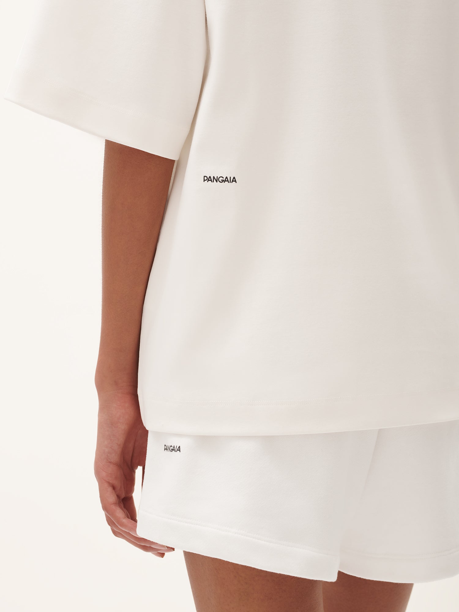  Analyzing image     DNA_Oversized_T-Shirt_Off-White_female-3