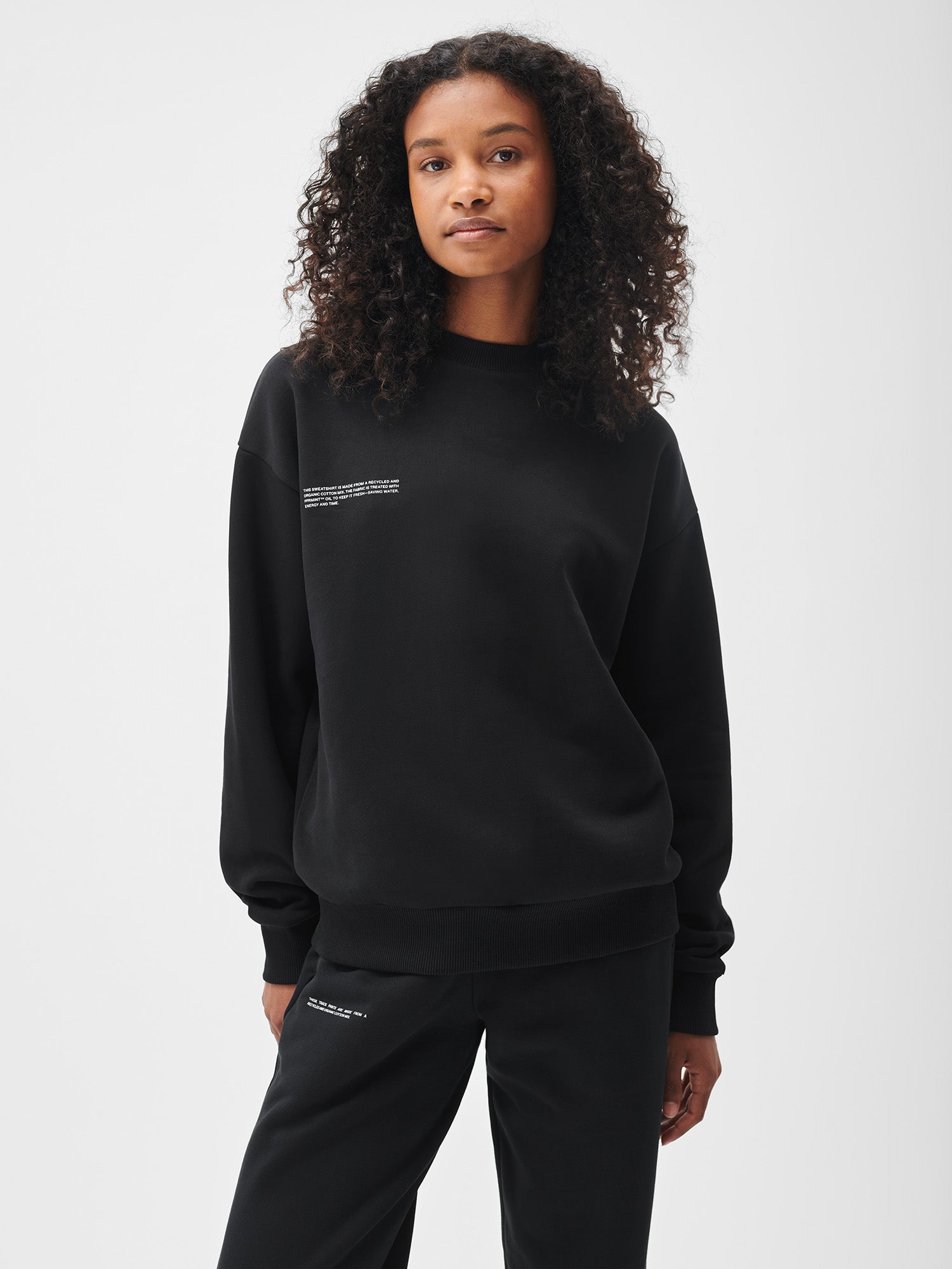 Signature-Sweatshirt-Black-Model-Female-1