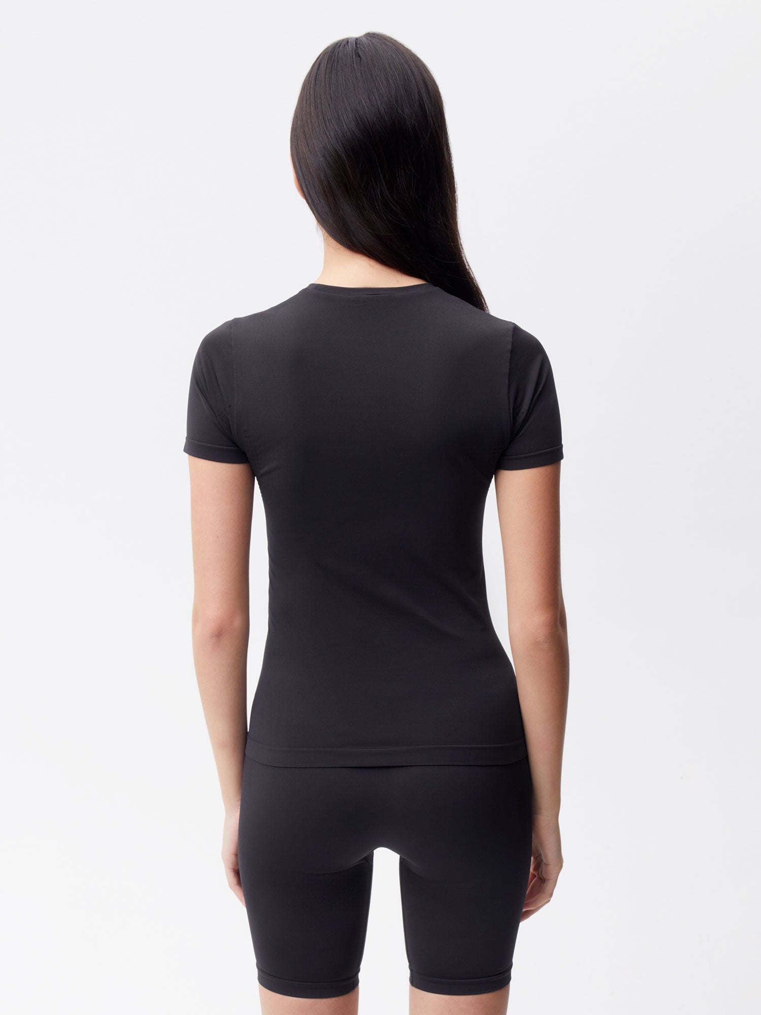 Activewear-3.1-Seamless-T-Shirt-Black-Female-2