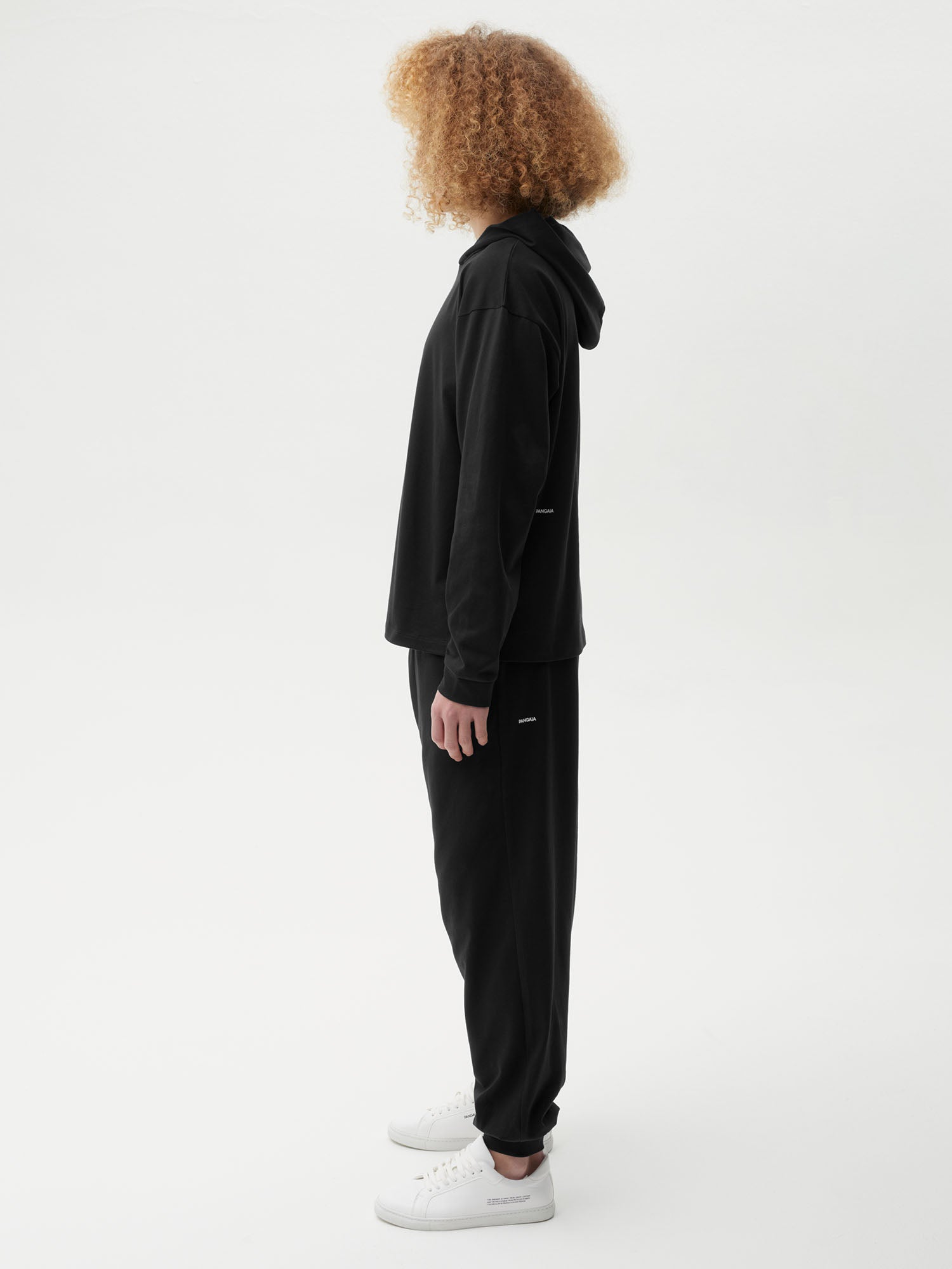 Seaweed Fiber Loungewear Hoodie Black  Model 5